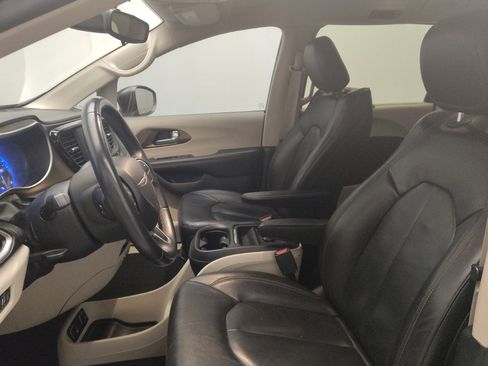 Used 2017 Chrysler Pacifica Touring-L image 17