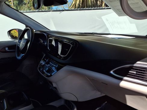 Used 2017 Chrysler Pacifica Touring-L Plus image 22