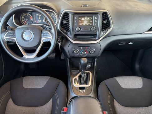 Used 2017 Jeep Cherokee Sport FWD image 12