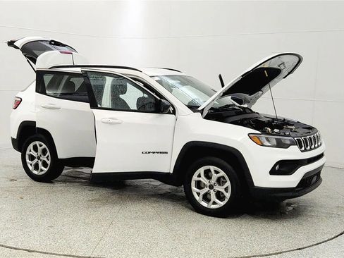 Used 2025 Jeep Compass Latitude image 9