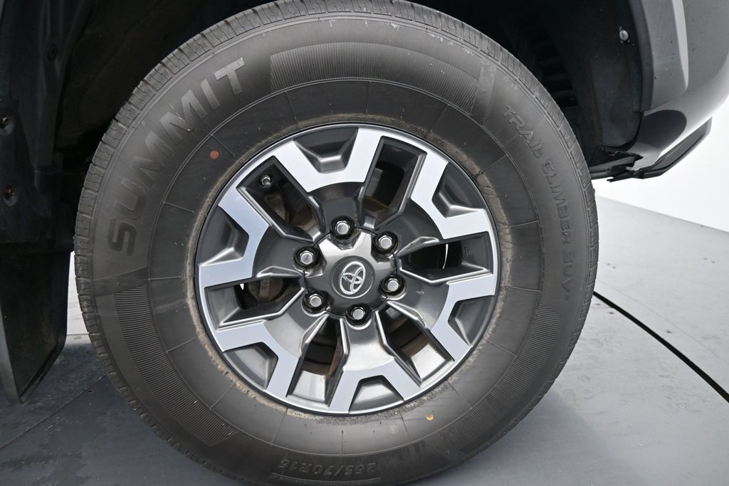Used 2018 Toyota Tacoma TRD Off-Road w/ Technology Package AWD/4WD image 11