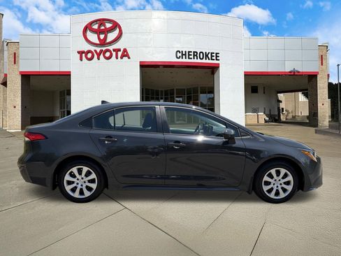 Used 2025 Toyota Corolla LE FWD image 4