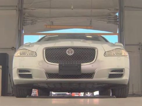 Used 2015 Jaguar XJ image 4