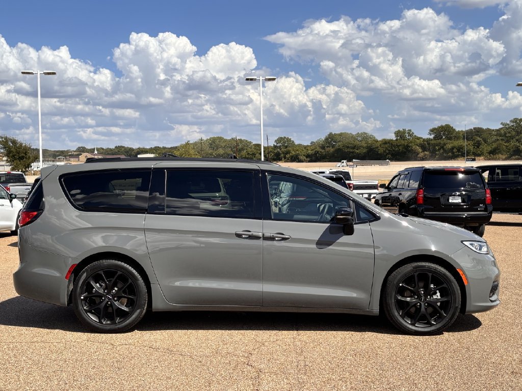 Used 2025 Chrysler Pacifica Limited FWD image 4