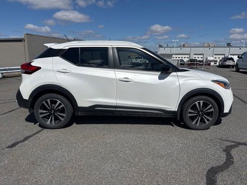 Used 2019 Nissan Kicks SR image 4