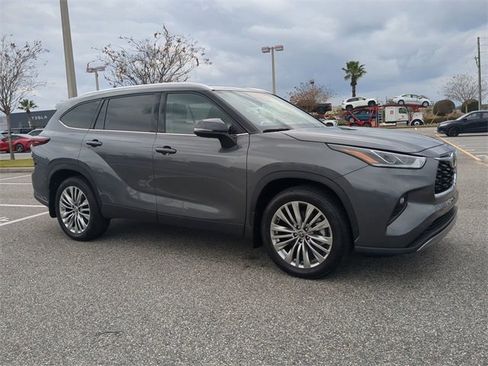 Used 2024 Toyota Highlander Platinum image 1