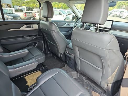 Used 2025 Ford Explorer Active w/ Active Comfort Package RWD image 11