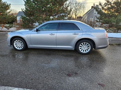 Used 2013 Chrysler 300 w/ Driver Convenience Group image 17