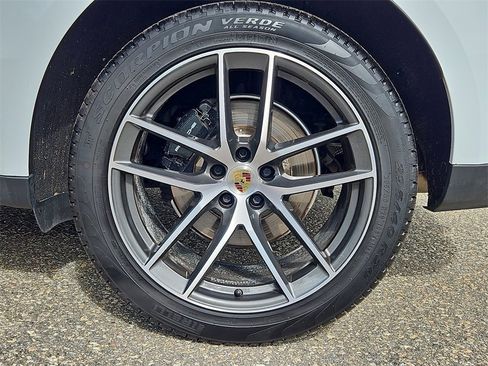 Certified 2025 Porsche Macan image 11