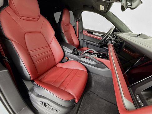 Used 2024 Porsche Cayenne Turbo GT image 30