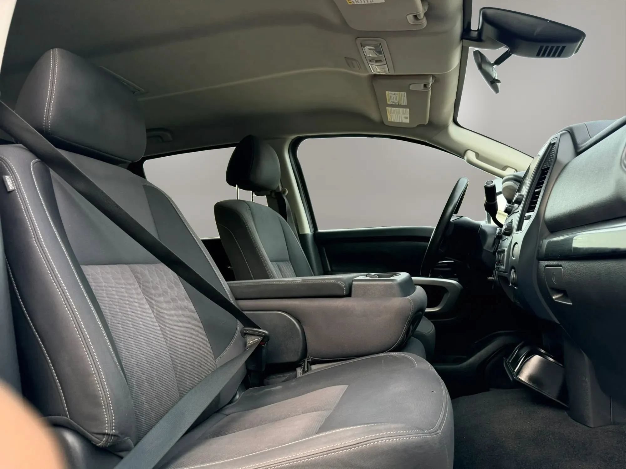 Used 2022 Nissan Titan SV AWD/4WD image 14