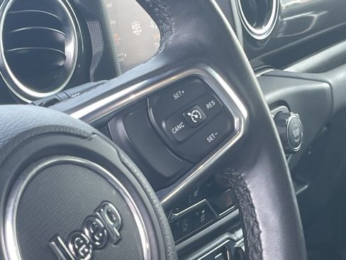 Used 2022 Jeep Wrangler Unlimited Sahara AWD/4WD image 19