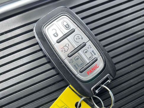 Used 2025 Chrysler Pacifica Limited FWD image 4