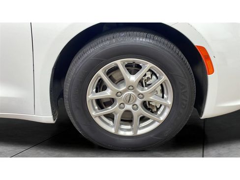 Used 2025 Chrysler Pacifica Select FWD image 21