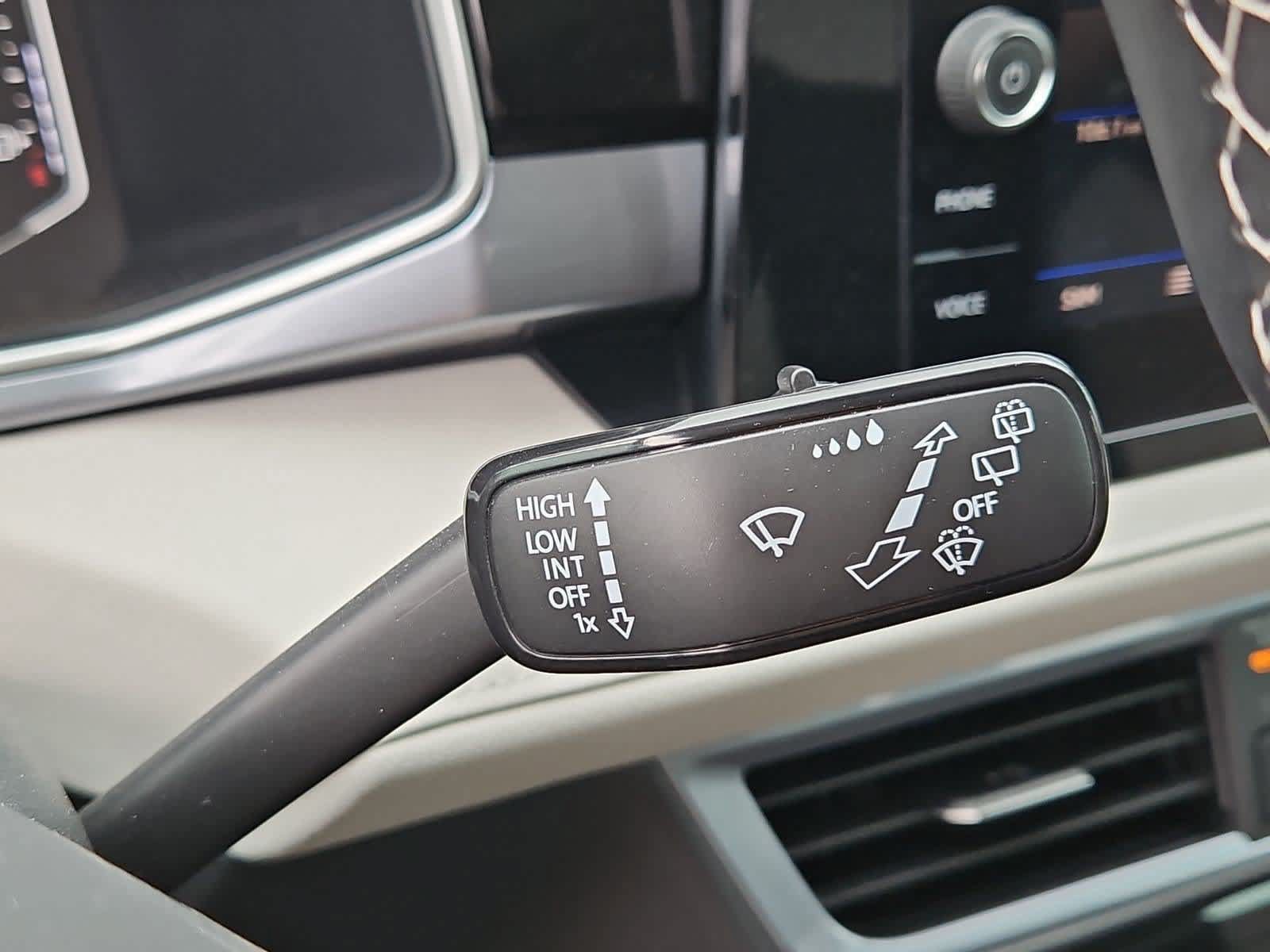 Used 2025 Volkswagen Taos SEL AWD/4WD image 26