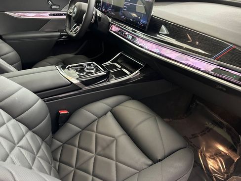 Used 2025 BMW 740i w/ Premium Package image 33