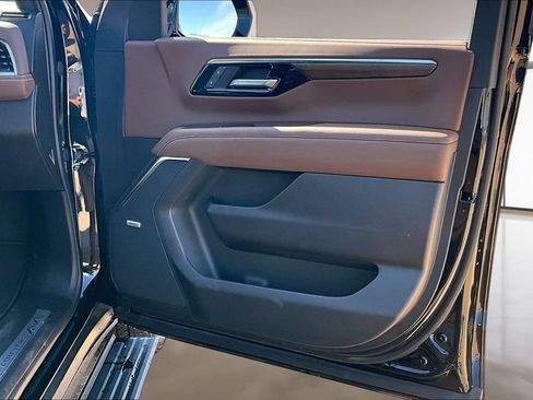 Used 2025 Chevrolet Suburban High Country AWD/4WD image 19