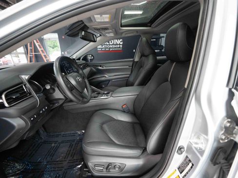 Used 2022 Toyota Camry XSE w/ Navigation Upgrade Package FWD image 9