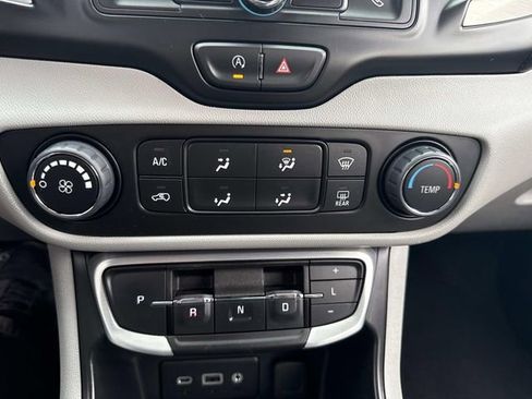 Used 2024 GMC Terrain SLE image 26