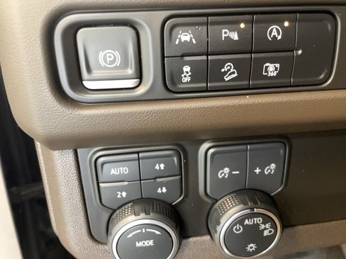 Used 2023 Chevrolet Tahoe Z71 w/ Luxury Package AWD/4WD image 15
