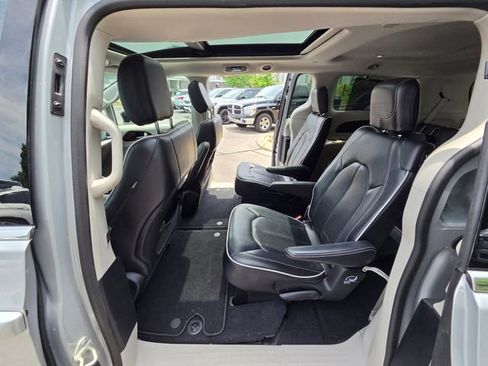 Used 2024 Chrysler Pacifica Limited FWD image 31
