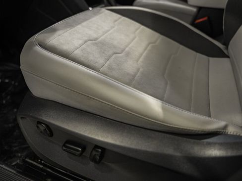 Used 2025 Volkswagen Taos SE w/ Panoramic Sunroof Package image 41