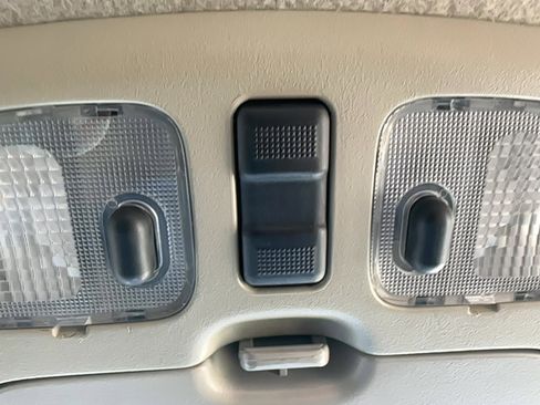 Used 2005 Ford Escape XLT image 10