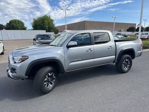 Used 2023 Toyota Tacoma TRD Off-Road w/ Technology Package AWD/4WD image 2
