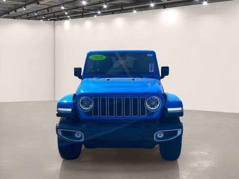 Used 2025 Jeep Wrangler Unlimited Sahara AWD/4WD image 2