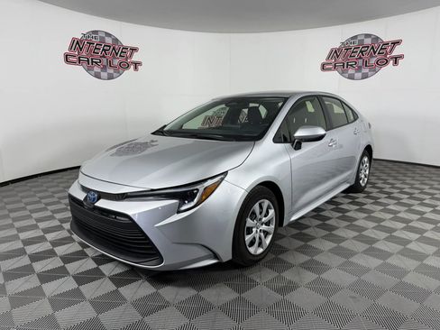 Used 2025 Toyota Corolla LE FWD image 3