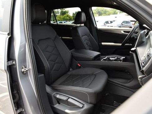 Used 2025 Volkswagen Atlas Cross Sport SE FWD image 20