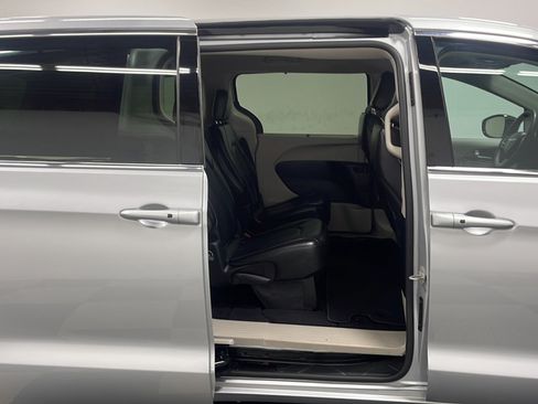 Used 2024 Chrysler Pacifica Touring-L FWD image 20