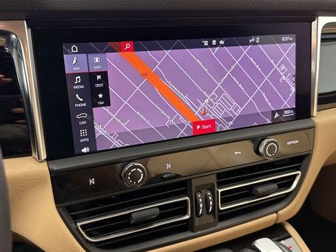 Certified 2024 Porsche Macan AWD/4WD image 19