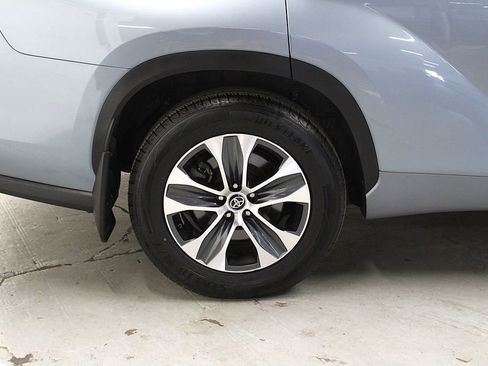 Used 2023 Toyota Highlander XLE AWD/4WD image 37