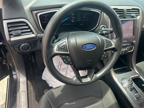 Used 2019 Ford Fusion SE FWD image 12