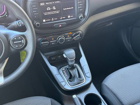 Used 2025 Kia Soul LX w/ LX Technology Package FWD image 39