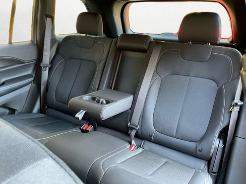 Used 2025 Jeep Grand Cherokee Laredo RWD image 9
