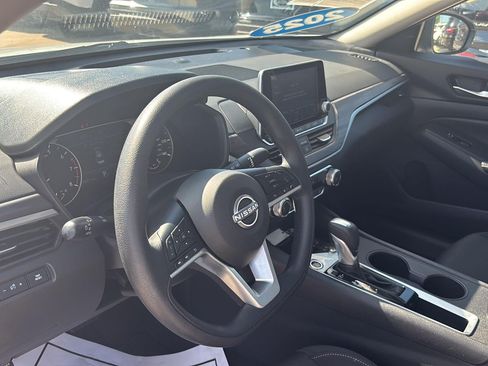 Used 2025 Nissan Altima 2.5 SV FWD image 11