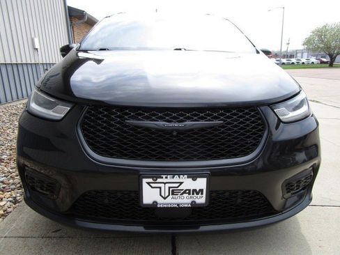 Used 2022 Chrysler Pacifica Limited w/ S Appearance Package AWD/4WD image 2