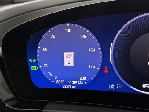 Certified 2025 Porsche Macan Electric RWD image 53