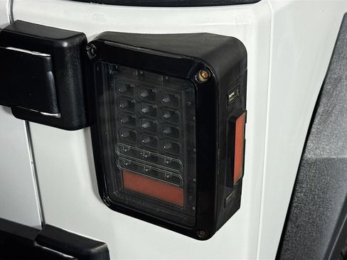 Used 2016 Jeep Wrangler Unlimited Sahara image 31