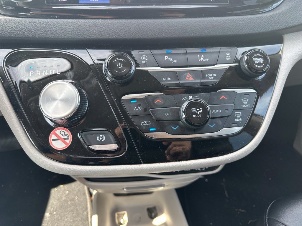 Used 2024 Chrysler Pacifica Touring-L FWD image 34