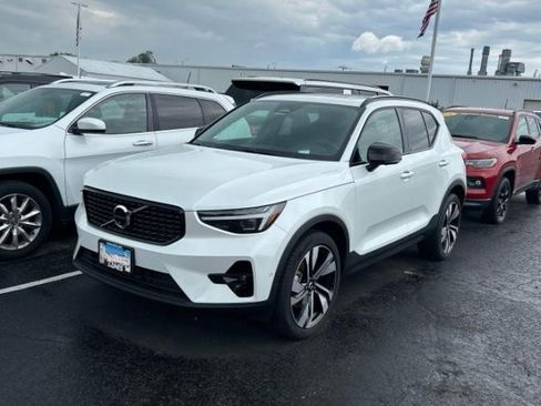 Used 2025 Volvo XC40 B5 Ultra AWD/4WD image 3