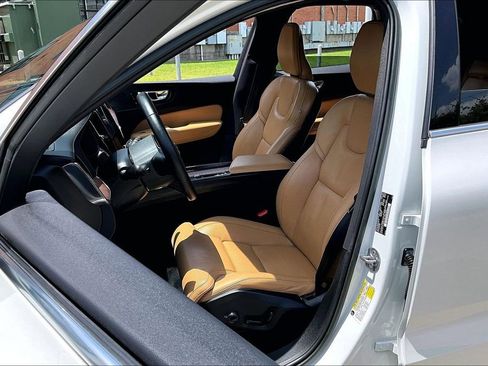 Used 2023 Volvo XC60 B5 Ultimate w/ Climate Package FWD image 32