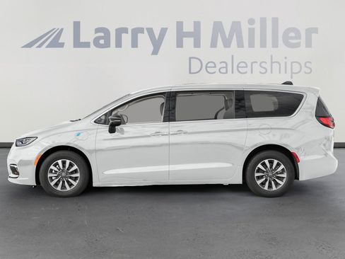 New 2024 Chrysler Pacifica Limited w/ Uconnect Theater Family Group image 3