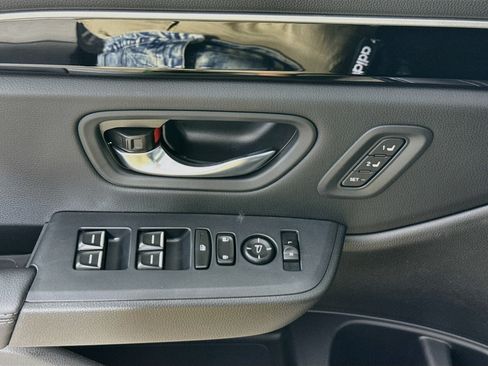 Certified 2025 Honda Pilot Touring image 21