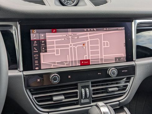 Certified 2025 Porsche Macan image 17