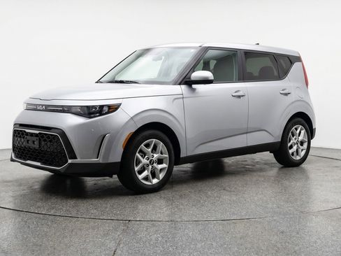 Used 2025 Kia Soul LX w/ LX Technology Package FWD image 3