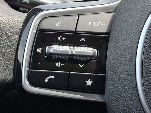 Certified 2025 Kia Sorento LX FWD image 22