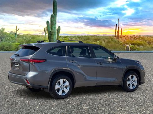Used 2023 Toyota Highlander LE image 5